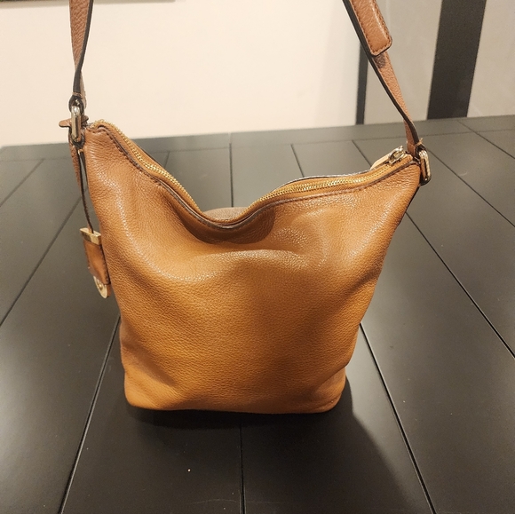 Michael Kors Lupita Medium Messenger bag in brown pebbled leather. - Picture 4 of 11